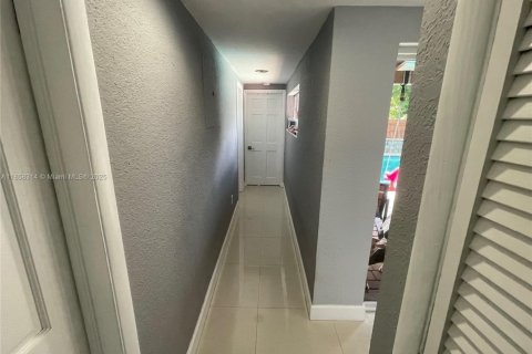 House in Miami Springs, Florida 3 bedrooms, 163.04 sq.m. № 1961139 - photo 22