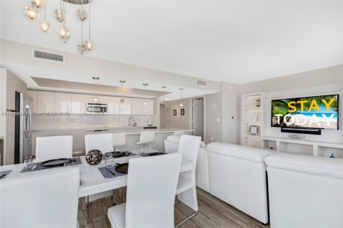 Condominio en venta en Hallandale Beach, Florida, 3 dormitorios, 161.37 m2 № 1934385 - foto 9