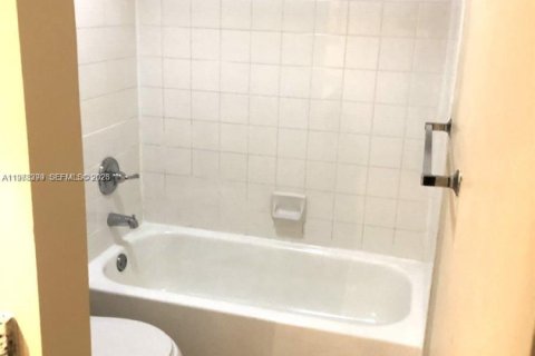 Condominio en alquiler en Plantation, Florida, 1 dormitorio, 68.19 m2 № 2042169 - foto 11