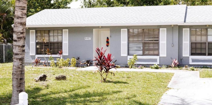 House in Delray Beach, Florida 3 bedrooms, 101.45 sq.m. № 2245725