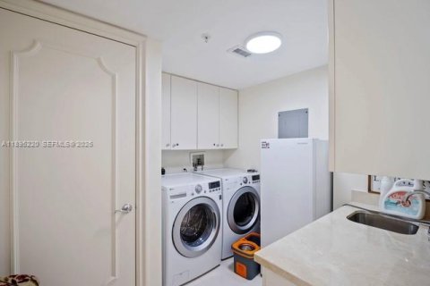 Condo in Miami, Florida, 3 bedrooms  № 2052934 - photo 20