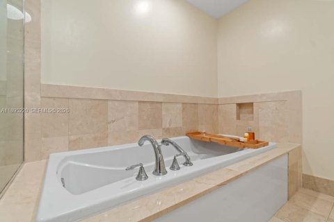 Condo in Miami, Florida, 3 bedrooms  № 2052934 - photo 13