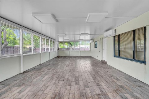 House in North Miami Beach, Florida 3 bedrooms, 113.34 sq.m. № 2022173 - photo 25