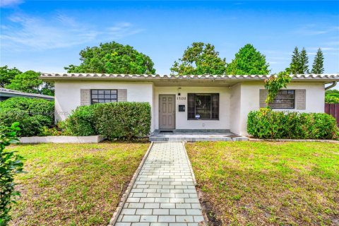 House in North Miami Beach, Florida 3 bedrooms, 113.34 sq.m. № 2022173 - photo 3