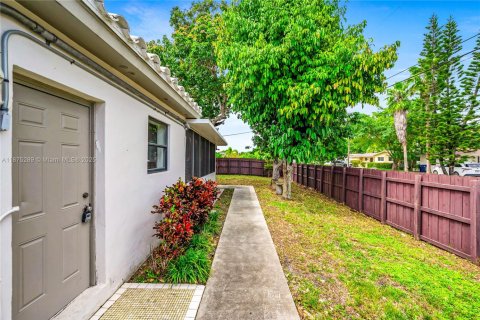 House in North Miami Beach, Florida 3 bedrooms, 113.34 sq.m. № 2022173 - photo 30