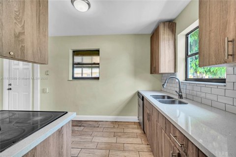 House in North Miami Beach, Florida 3 bedrooms, 113.34 sq.m. № 2022173 - photo 11