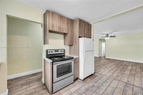 House in North Miami Beach, Florida 3 bedrooms, 113.34 sq.m. № 2022173 - photo 8