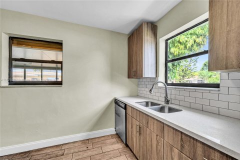 House in North Miami Beach, Florida 3 bedrooms, 113.34 sq.m. № 2022173 - photo 12