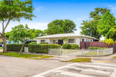 House in North Miami Beach, Florida 3 bedrooms, 113.34 sq.m. № 2022173 - photo 1