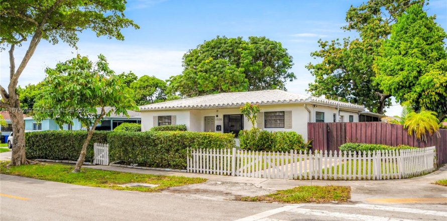 House in North Miami Beach, Florida 3 bedrooms, 113.34 sq.m. № 2022173