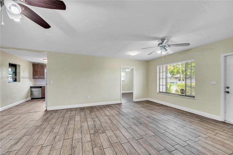 House in North Miami Beach, Florida 3 bedrooms, 113.34 sq.m. № 2022173 - photo 4