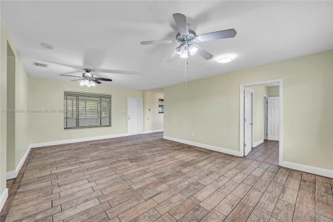 House in North Miami Beach, Florida 3 bedrooms, 113.34 sq.m. № 2022173 - photo 13