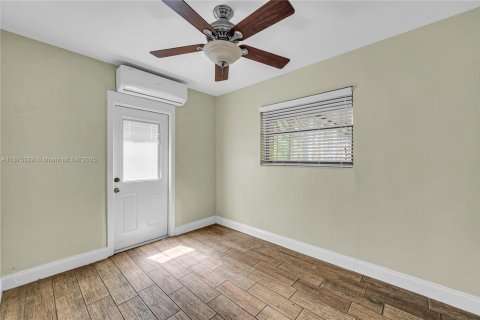 House in North Miami Beach, Florida 3 bedrooms, 113.34 sq.m. № 2022173 - photo 17