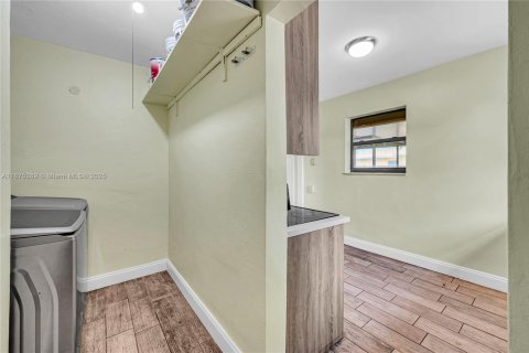 House in North Miami Beach, Florida 3 bedrooms, 113.34 sq.m. № 2022173 - photo 9