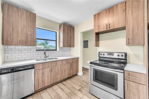 House in North Miami Beach, Florida 3 bedrooms, 113.34 sq.m. № 2022173 - photo 7