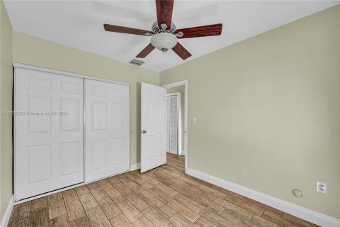 House in North Miami Beach, Florida 3 bedrooms, 113.34 sq.m. № 2022173 - photo 19