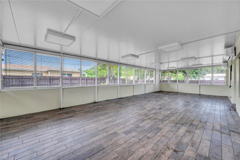 House in North Miami Beach, Florida 3 bedrooms, 113.34 sq.m. № 2022173 - photo 24