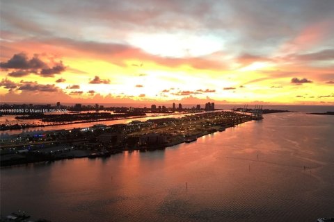 Condominio en venta en Miami, Florida, 2 dormitorios, 126.07 m2 № 1975600 - foto 1