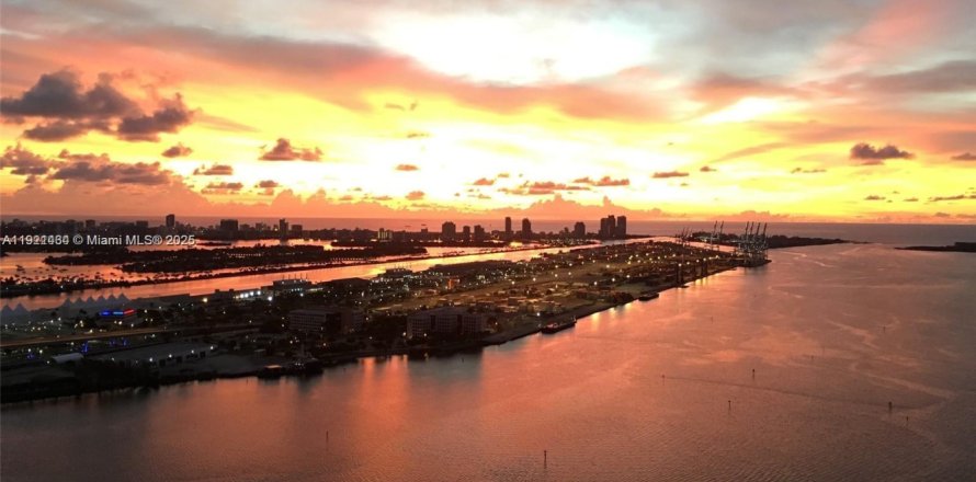 Condominio en Miami, Florida, 2 dormitorios  № 1975600