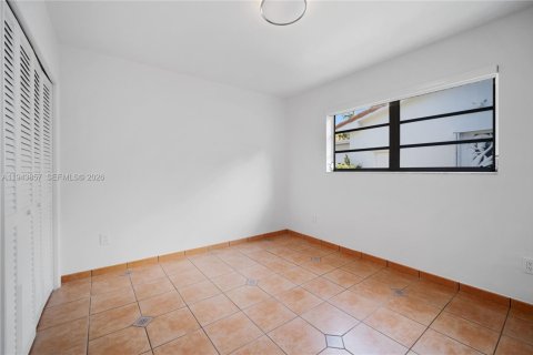 House in Coral Gables, Florida 3 bedrooms, 158.68 sq.m. № 2001008 - photo 14
