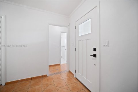 House in Coral Gables, Florida 3 bedrooms, 158.68 sq.m. № 2001008 - photo 3