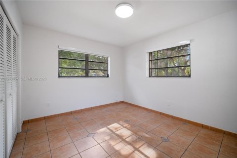 House in Coral Gables, Florida 3 bedrooms, 158.68 sq.m. № 2001008 - photo 12