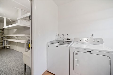 House in Coral Gables, Florida 3 bedrooms, 158.68 sq.m. № 2001008 - photo 16