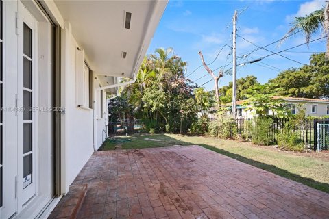 House in Coral Gables, Florida 3 bedrooms, 158.68 sq.m. № 2001008 - photo 18