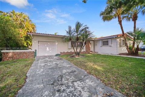 House in Coral Gables, Florida 3 bedrooms, 158.68 sq.m. № 2001008 - photo 2