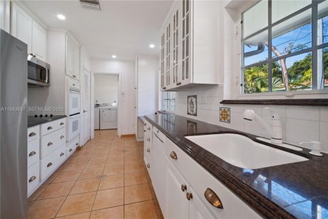 House in Coral Gables, Florida 3 bedrooms, 158.68 sq.m. № 2001008 - photo 6