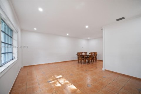 House in Coral Gables, Florida 3 bedrooms, 158.68 sq.m. № 2001008 - photo 4