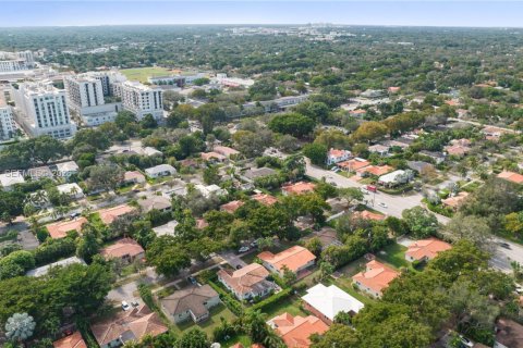 House in Coral Gables, Florida 3 bedrooms, 158.68 sq.m. № 2001008 - photo 22