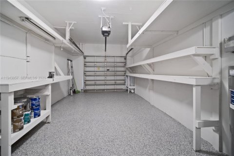 House in Coral Gables, Florida 3 bedrooms, 158.68 sq.m. № 2001008 - photo 15