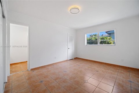 House in Coral Gables, Florida 3 bedrooms, 158.68 sq.m. № 2001008 - photo 9