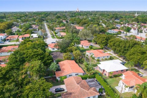 House in Coral Gables, Florida 3 bedrooms, 158.68 sq.m. № 2001008 - photo 21