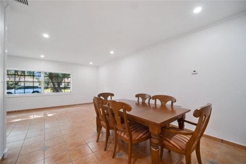 House in Coral Gables, Florida 3 bedrooms, 158.68 sq.m. № 2001008 - photo 5