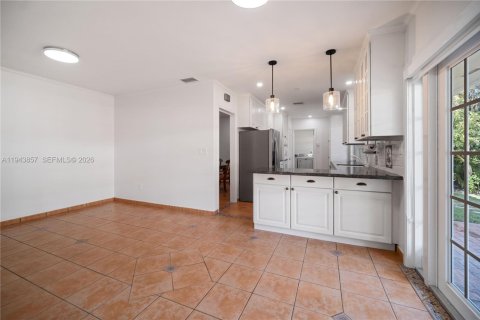 House in Coral Gables, Florida 3 bedrooms, 158.68 sq.m. № 2001008 - photo 8