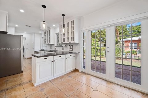 House in Coral Gables, Florida 3 bedrooms, 158.68 sq.m. № 2001008 - photo 7