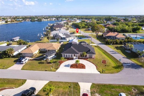 House in Port Charlotte, Florida 4 bedrooms, 218.41 sq.m. № 1626098 - photo 2