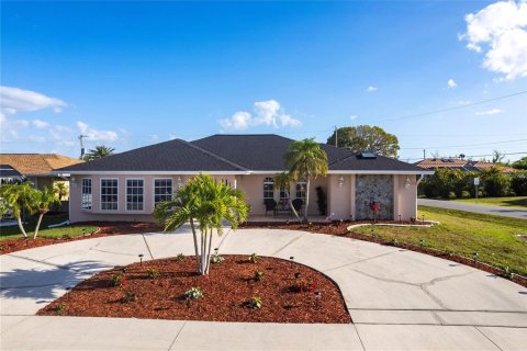 House in Port Charlotte, Florida 4 bedrooms, 218.41 sq.m. № 1626098 - photo 1