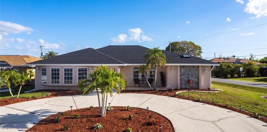 House in Port Charlotte, Florida 4 bedrooms, 218.41 sq.m. № 1626098