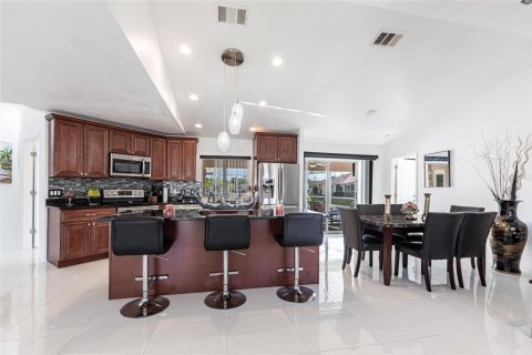 House in Port Charlotte, Florida 4 bedrooms, 218.41 sq.m. № 1626098 - photo 6