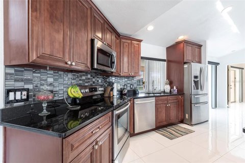 House in Port Charlotte, Florida 4 bedrooms, 218.41 sq.m. № 1626098 - photo 7