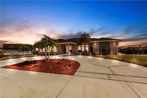 House in Port Charlotte, Florida 4 bedrooms, 218.41 sq.m. № 1626098 - photo 3