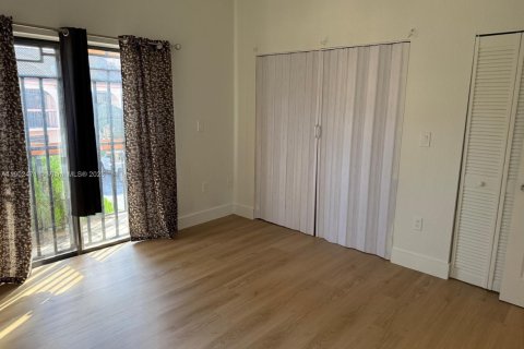 Снять в аренду квартиру в Хайалиа, Флорида 3 спальни, 95.22м2, № 1954703 - фото 11