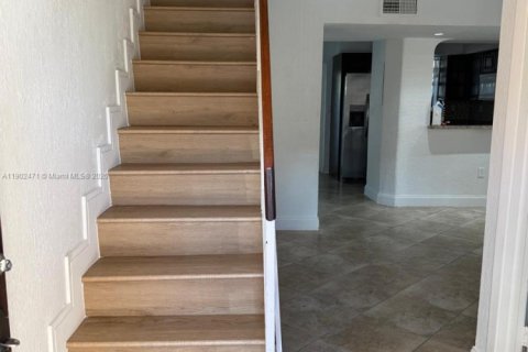 Снять в аренду квартиру в Хайалиа, Флорида 3 спальни, 95.22м2, № 1954703 - фото 5