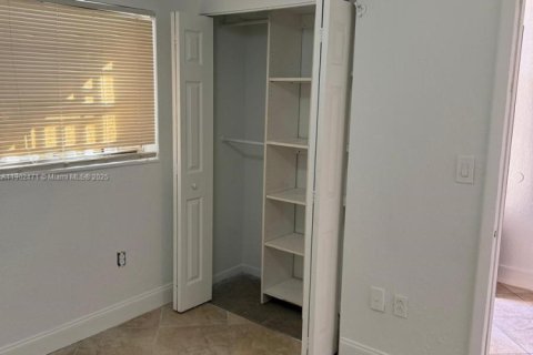 Снять в аренду квартиру в Хайалиа, Флорида 3 спальни, 95.22м2, № 1954703 - фото 7