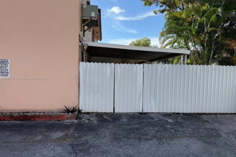 Снять в аренду квартиру в Хайалиа, Флорида 3 спальни, 95.22м2, № 1954703 - фото 15