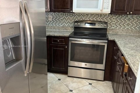 Снять в аренду квартиру в Хайалиа, Флорида 3 спальни, 95.22м2, № 1954703 - фото 8