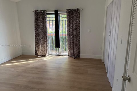 Снять в аренду квартиру в Хайалиа, Флорида 3 спальни, 95.22м2, № 1954703 - фото 10